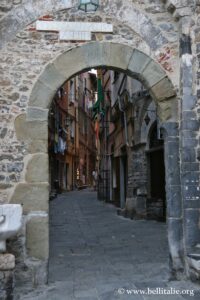 Photo de la Porta del Borgo et des murs de Portovenere