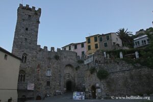 Photo de la Porta del Borgo et des murs de Portovenere
