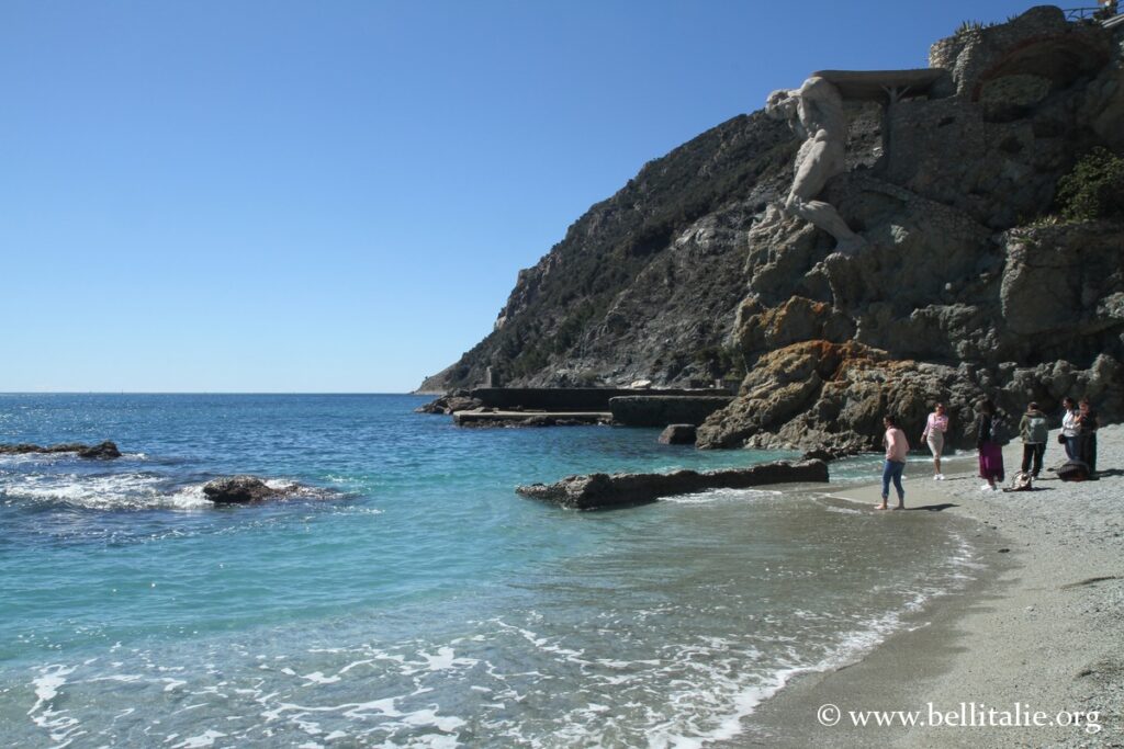 Photo de la plage de Monterosso al Mare avec le Géant
