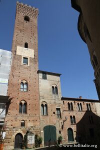 Photo d'une tour médiévale d'Albenga en Ligurie