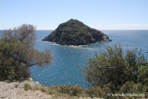 Photo de l'île du monastère Sant'Eugenio à Bergeggi