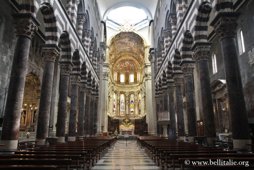 Photo de la nef centrale de la cathédrale de Gênes