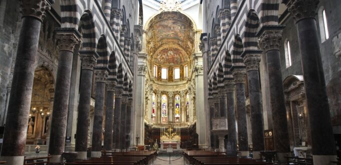 Photo de la nef centrale de la cathédrale de Gênes