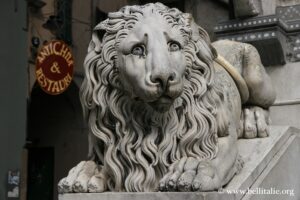 Photo d'un lion devant la cathédrale de Gênes